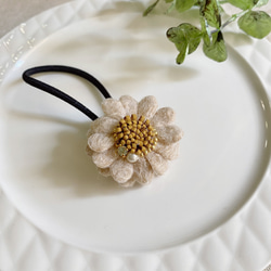 【felt flower】冬素材＆ビーズ刺繍のヘアゴム 3枚目の画像