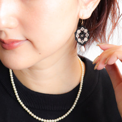 梭織蕾絲串珠耳環 裝飾黑×米色 *可更換為耳環 第2張的照片
