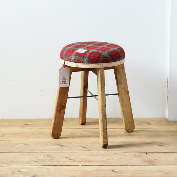 送料無料【レッド＆オリーブタータンチェック】ハリスツイードで仕立てたアンティークな風合いのスツール　椅子　木製 2枚目の画像