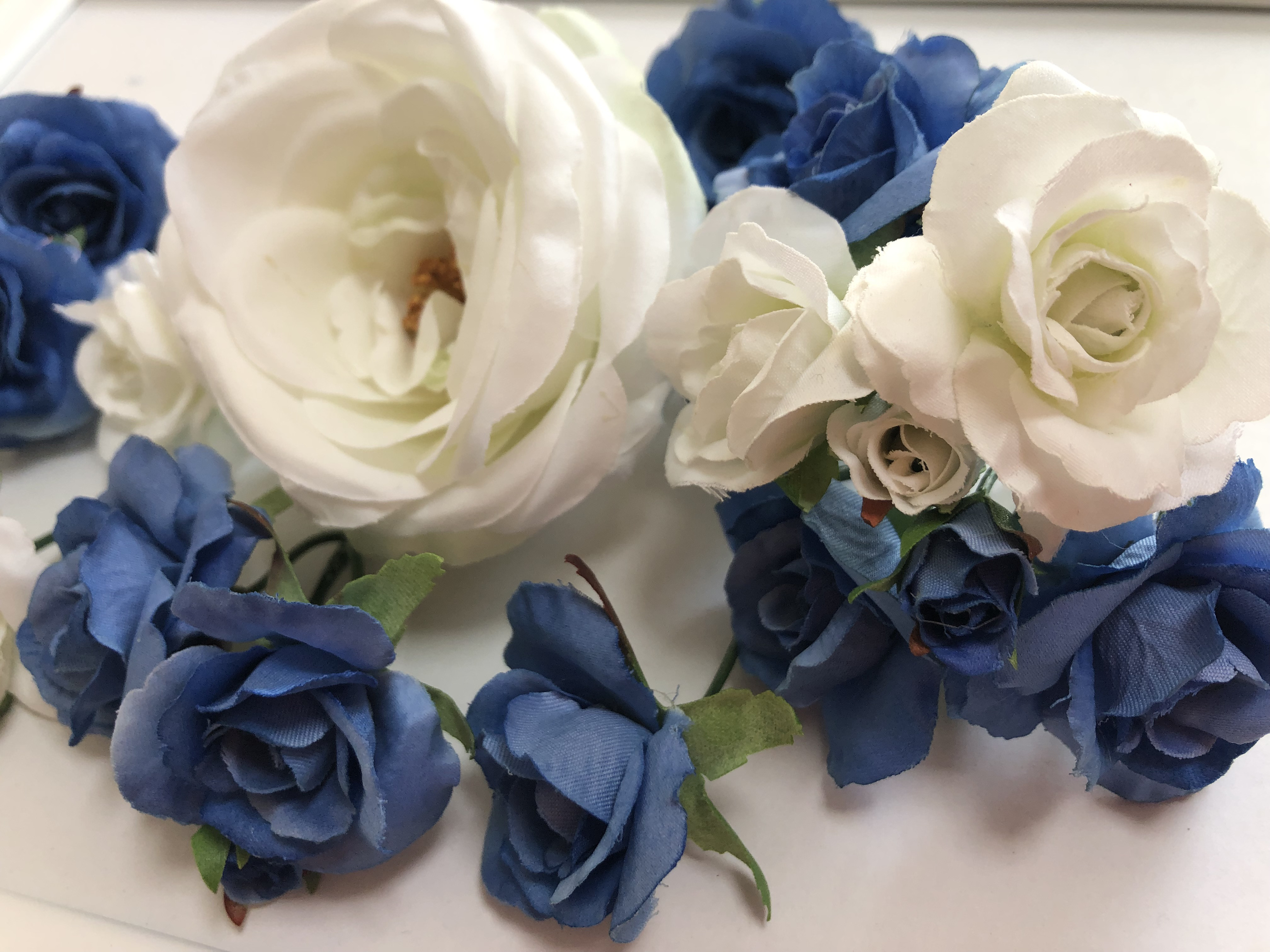 ブルーローズとホワイトローズたくさんのヘッドドレス・髪飾り　美女と野獣・ハーフアップ・ラプンチェル