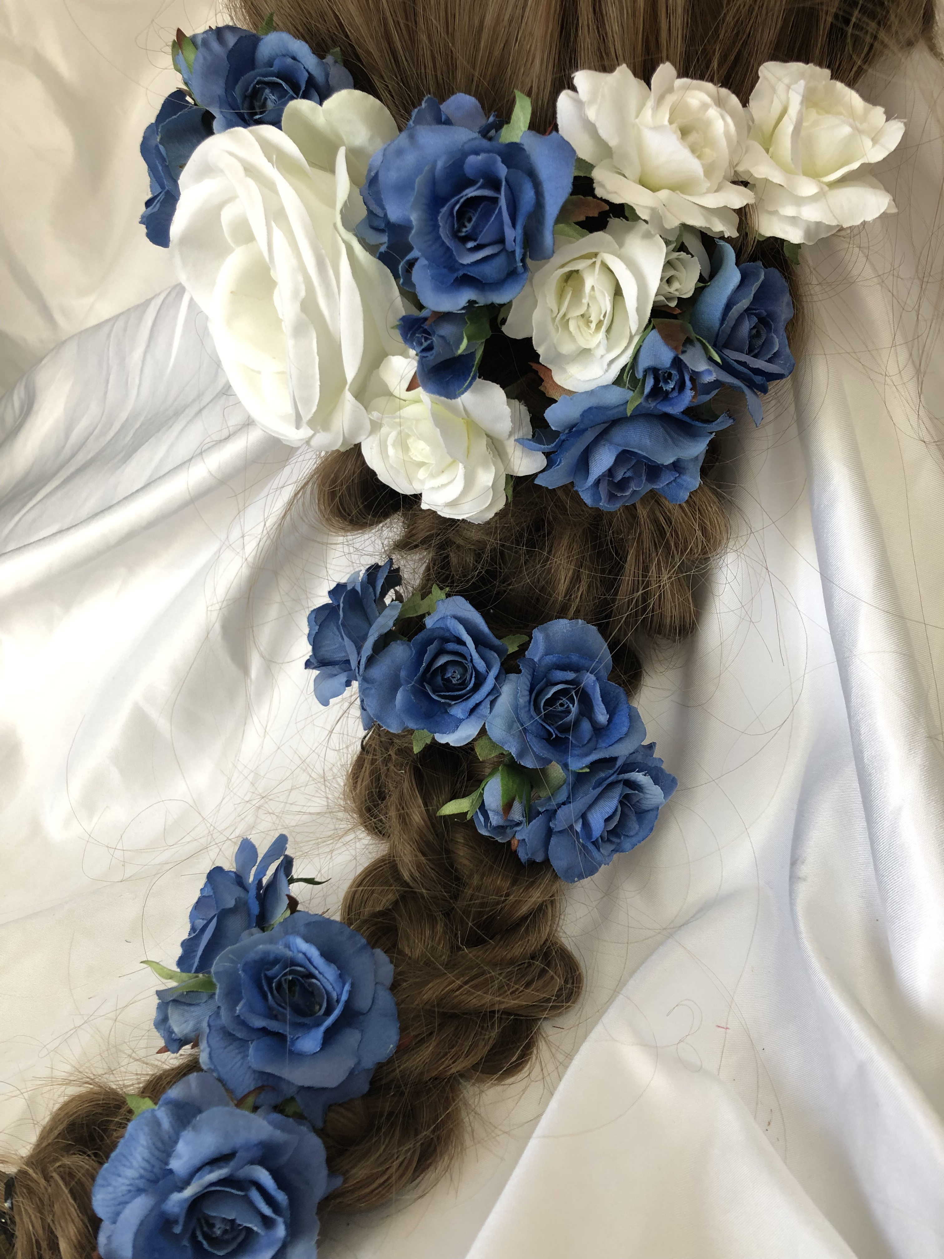 ブルーローズとホワイトローズたくさんのヘッドドレス・髪飾り　美女と野獣・ハーフアップ・ラプンチェル