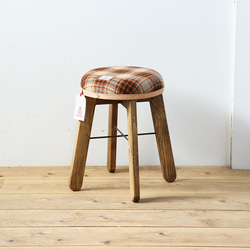 送料無料【ライトブラウン＆ブラウンチェック】ハリスツイードで仕立てたアンティークな風合いのスツール　椅子　木製 2枚目の画像