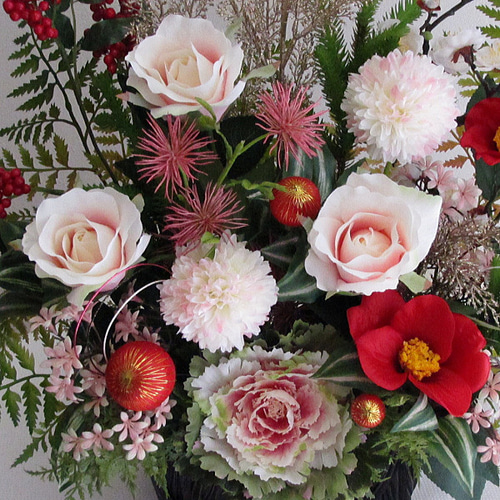 正月飾り～白梅・南天・赤椿・バラ・マム・葉牡丹入りモダンお正月