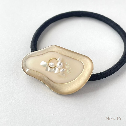 ハンドメイド　レジンヘアゴム　ポニーフック　大人可愛い　ライトグレー　バイカラー 雨の花色 ／ ドライフラワー 大人 レジン ヘアゴム（ポニー