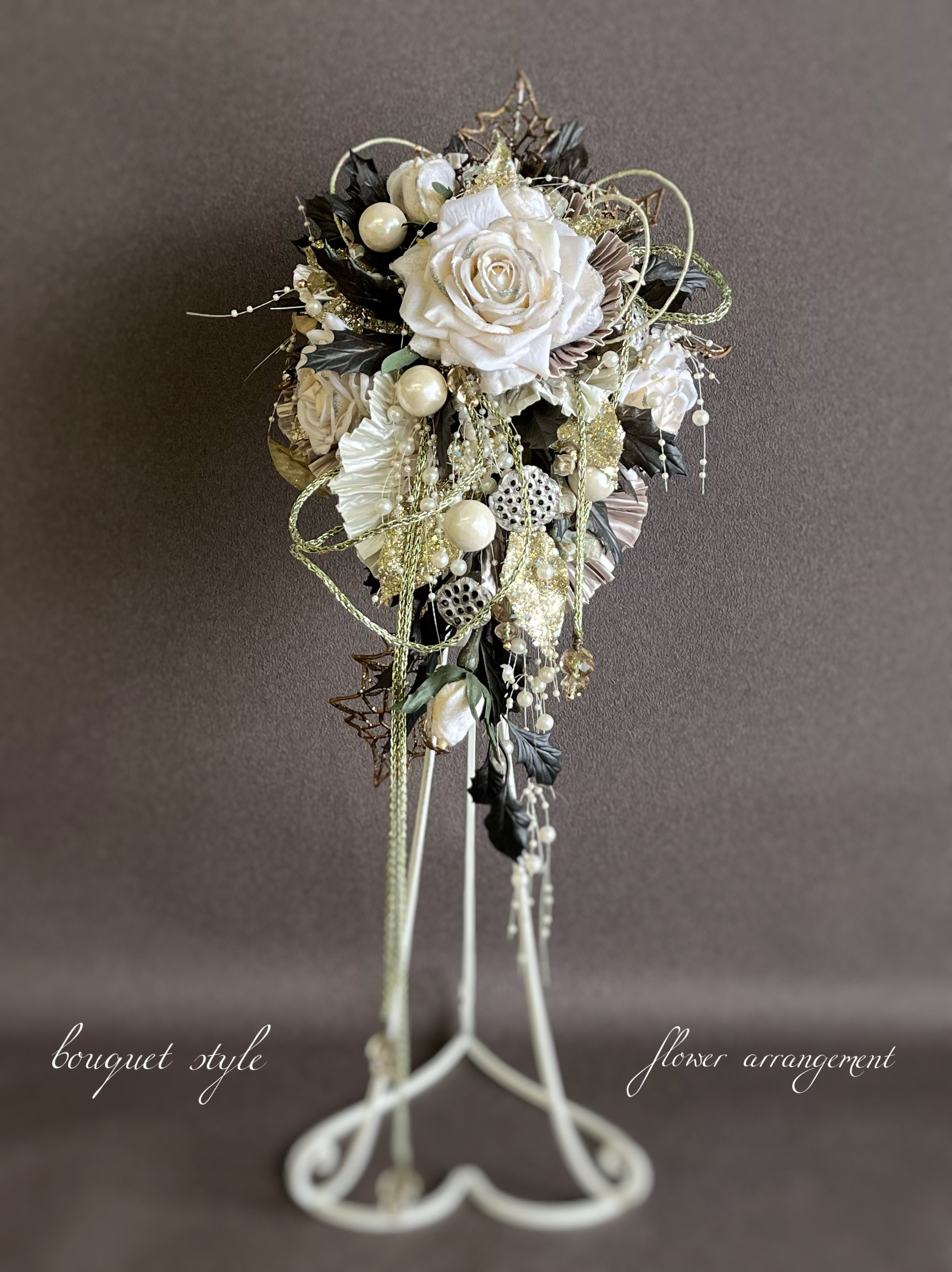 クラシックなホワイトゴールドの高級感漂うブーケスタイル　フラワーアレンジメント　スタンド付き