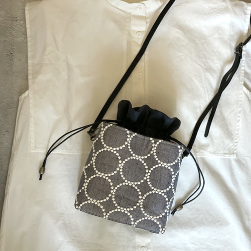 ⚮̈ミナペルホネン tambourine navy ネリオバッグ あおり巾着