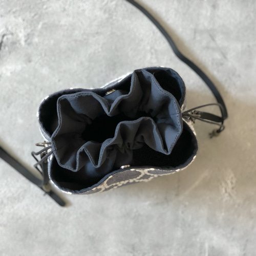 ⚮̈ミナペルホネン tambourine navy ネリオバッグ あおり巾着