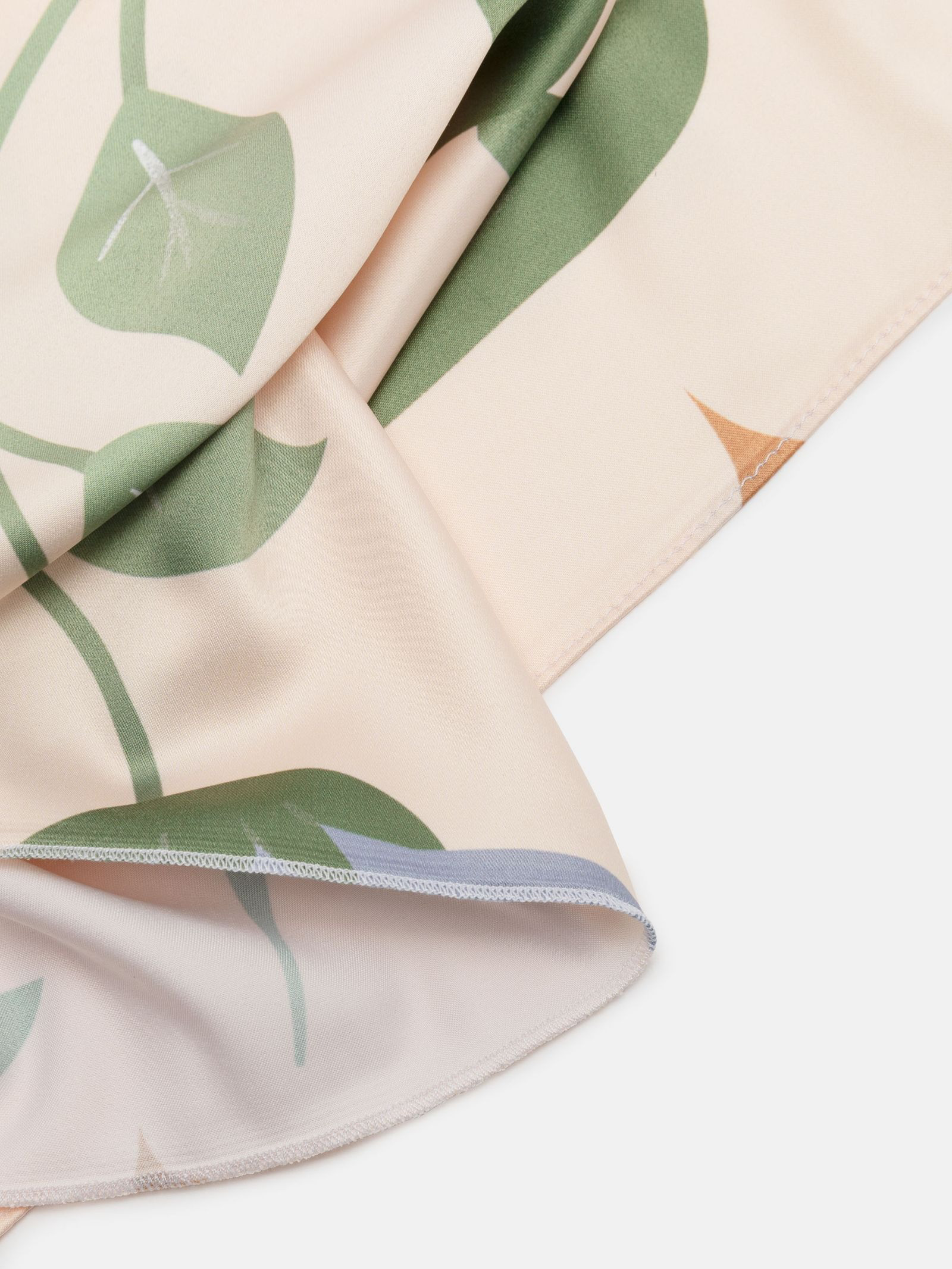 宇宙のような深海で泳ぐ幻想的でゆめかわいいきらびやかなネオン色に光るクラゲ スカーフ