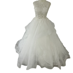 豪華！ ウェディングドレス キラキラ光る刺繍 ラウンドネック チュールスカート くるみボタン 花嫁 1枚目の画像