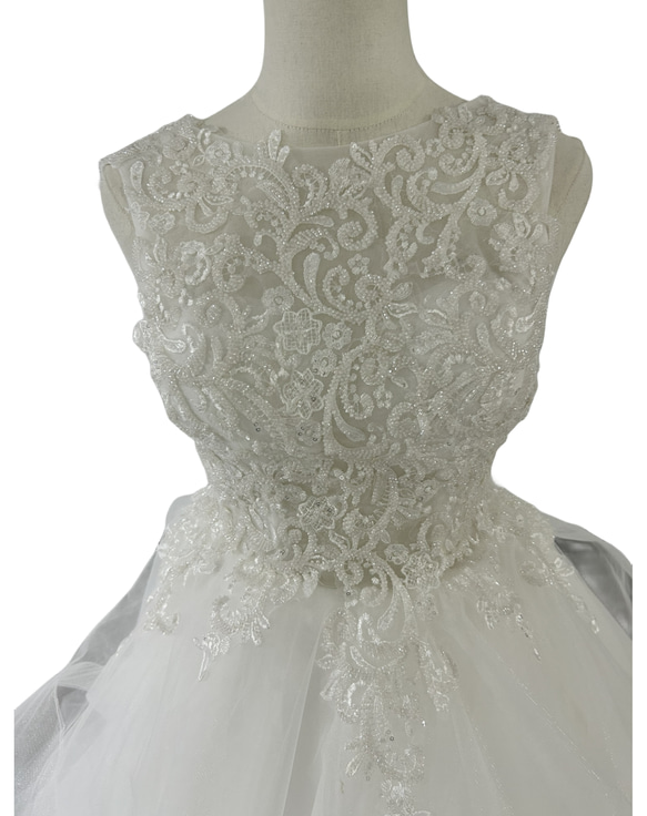 豪華！ ウェディングドレス キラキラ光る刺繍 ラウンドネック チュールスカート くるみボタン 花嫁 6枚目の画像