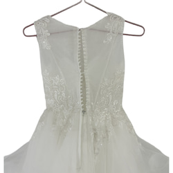 豪華！ ウェディングドレス キラキラ光る刺繍 ラウンドネック チュールスカート くるみボタン 花嫁 5枚目の画像