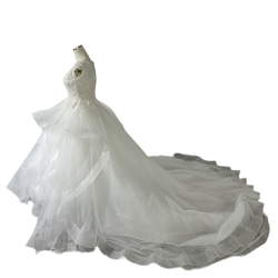 豪華！ ウェディングドレス キラキラ光る刺繍 ラウンドネック チュールスカート くるみボタン 花嫁 3枚目の画像