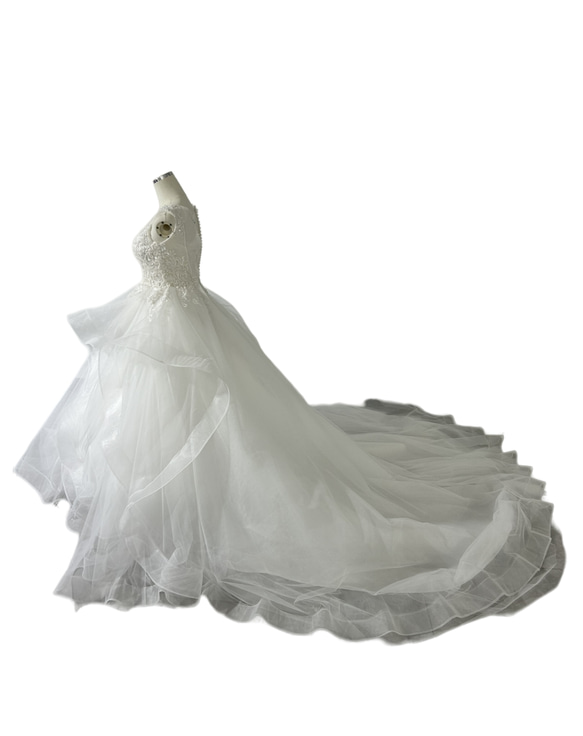 豪華！ ウェディングドレス キラキラ光る刺繍 ラウンドネック チュールスカート くるみボタン 花嫁 3枚目の画像