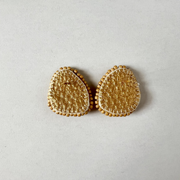 くすみゴールドのナッツみたいなニュアンス刺繍イヤリング【ピアス・イヤリング交換可】 8枚目の画像