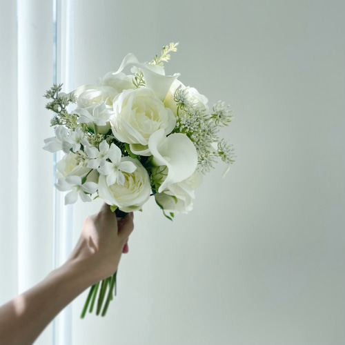 【新品】エレガントなホワイトクリームのバラのウェディングブーケ　ブートニア付き ブーケ ホワイト 造花 ピュアホワイト ブトニア付き