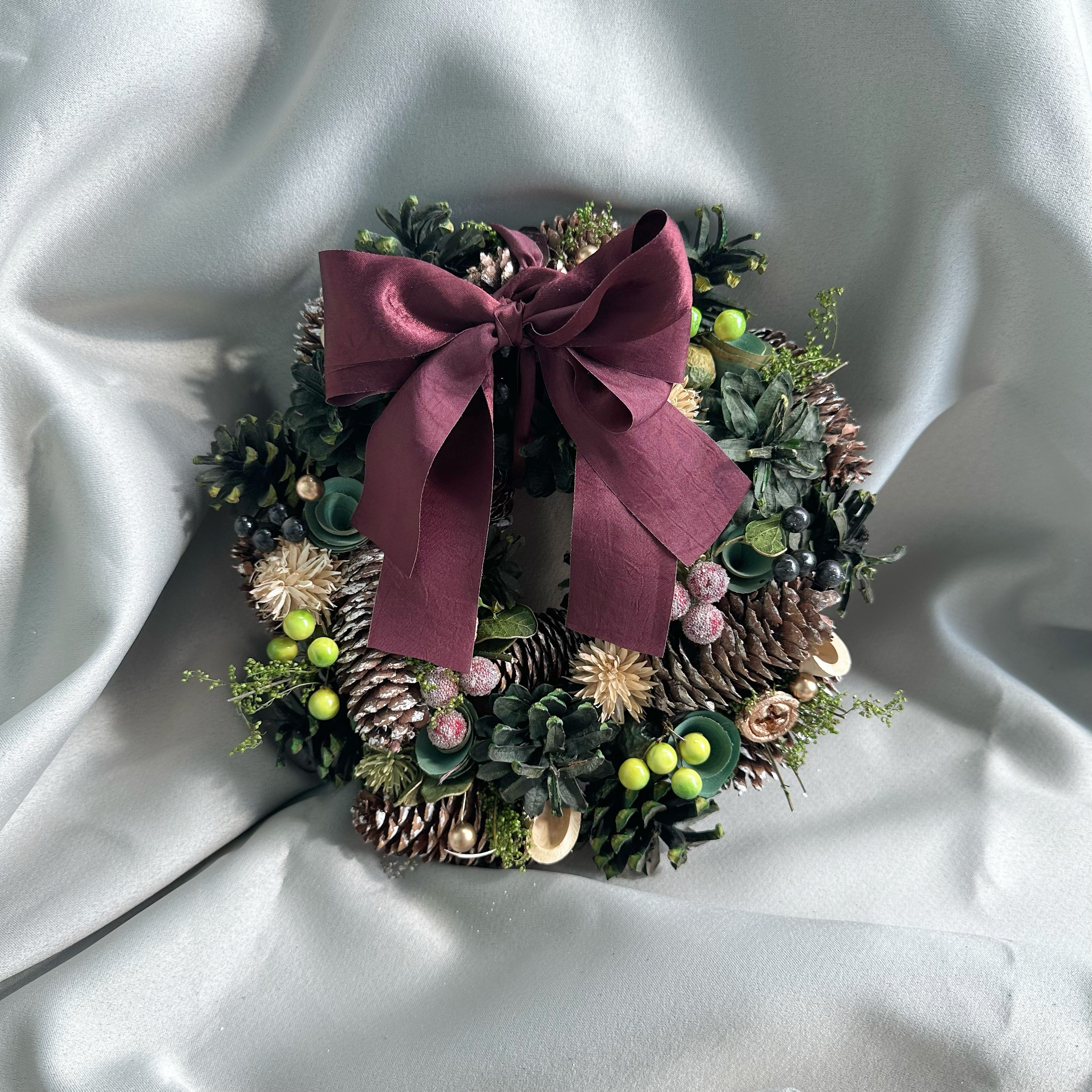 クリスマスローズとグリーンのナチュラルリース 28cm