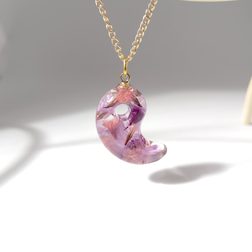 紫とピンクのドライフラワーの勾玉型レジンのネックレス