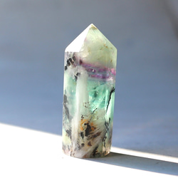 デンドリック エンジェルフェザーフローライト 六角柱 ポイント 天然石 蛍石 希少 鉱物 透明 2枚目の画像