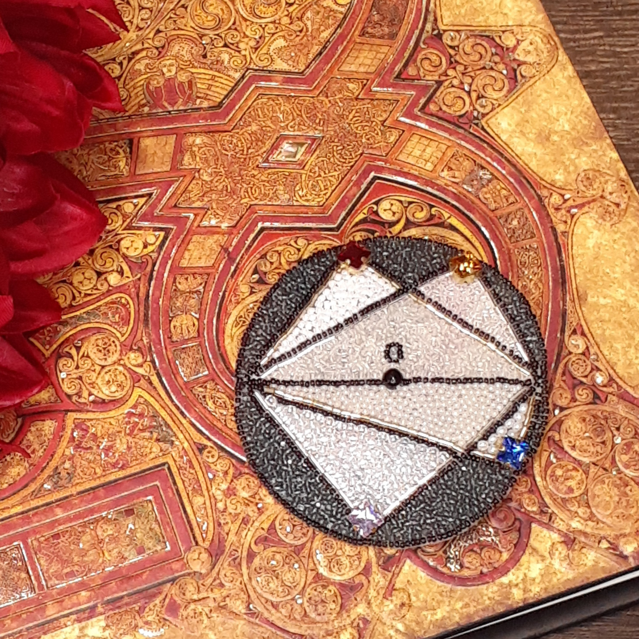 円に内接する三角形は直角三角形 のブローチ ＊オートクチュールビーズ刺繍