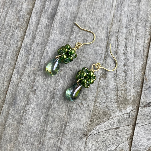 大きめ*ビーズとチェコガラスピアス/イヤリング(ラスティンググリーン