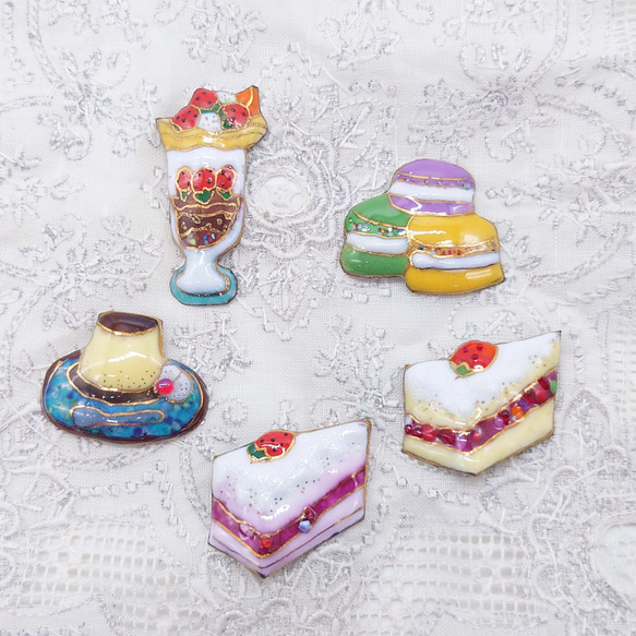 Sweets♪いちごショートケーキの七宝焼ピンブローチ（ピンバッジ）【受注制作】 10枚目の画像