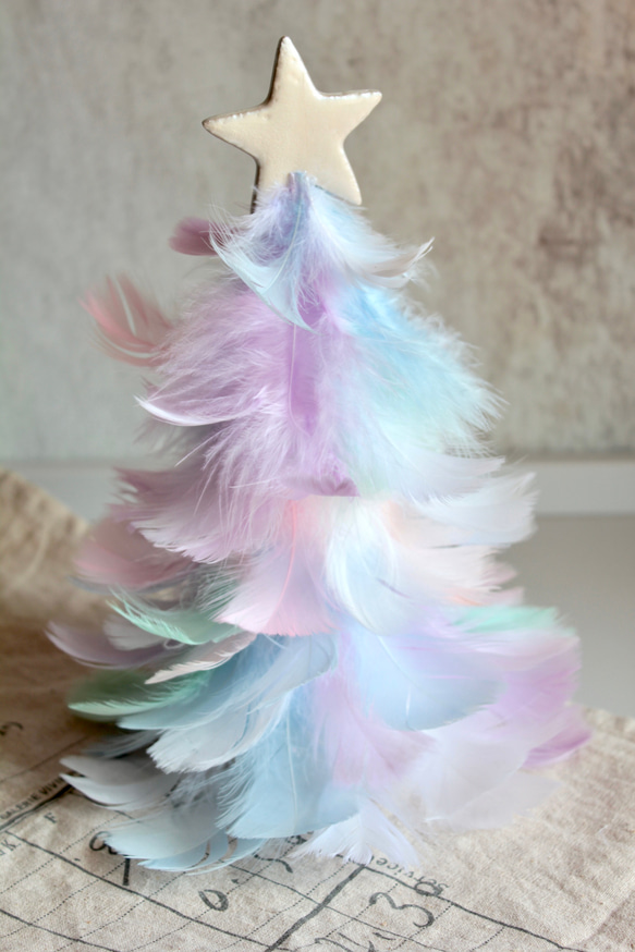 夢色レインボーフェザーのクリスマスツリーのアレンジ【台座別売り】 12枚目の画像