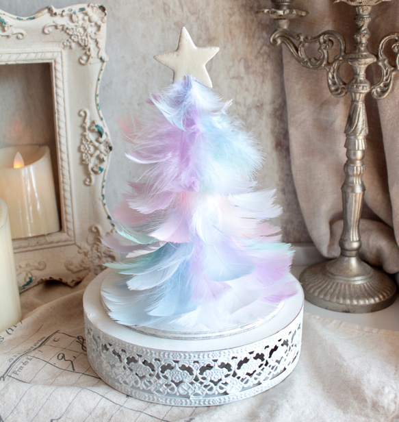 夢色レインボーフェザーのクリスマスツリーのアレンジ【台座別売り】 1枚目の画像