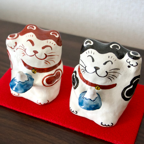 富士山を持った手のひら招き猫　陶器　ペア 2枚目の画像