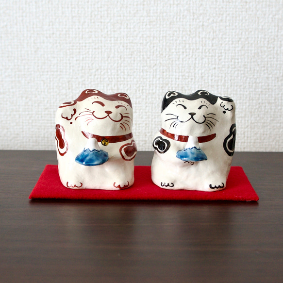富士山を持った手のひら招き猫　陶器　ペア 1枚目の画像