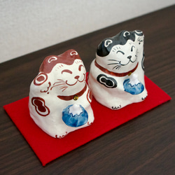 富士山を持った手のひら招き猫　陶器　ペア 3枚目の画像