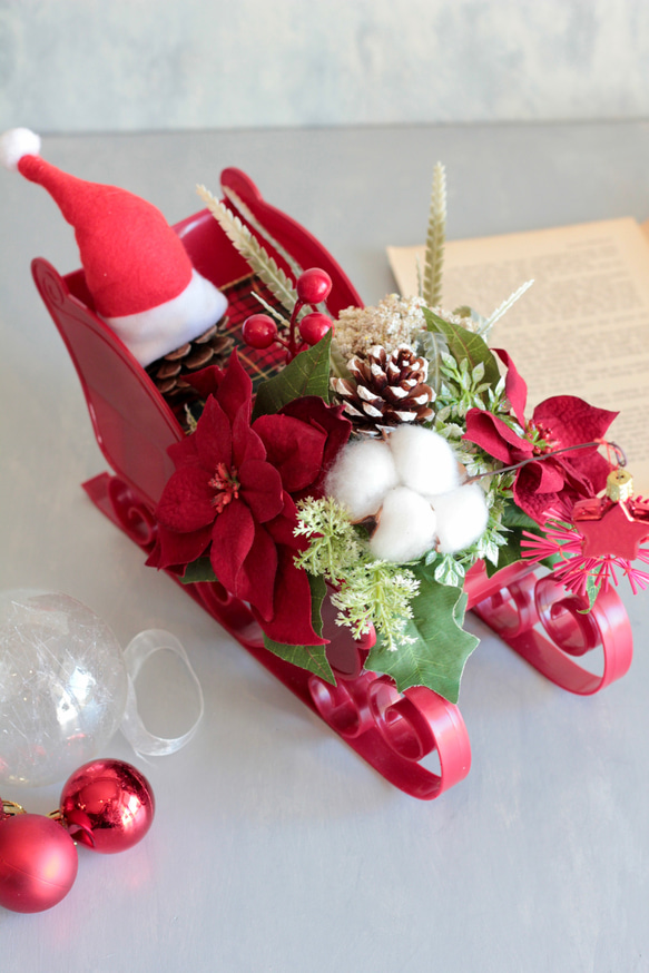 ソリに乗ったサンタクロースのポインセチアクリスマスアレンジ 12枚目の画像