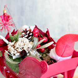 ソリに乗ったサンタクロースのポインセチアクリスマスアレンジ 7枚目の画像
