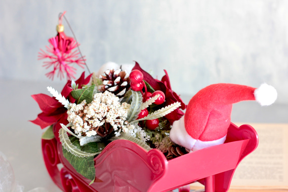 ソリに乗ったサンタクロースのポインセチアクリスマスアレンジ 7枚目の画像