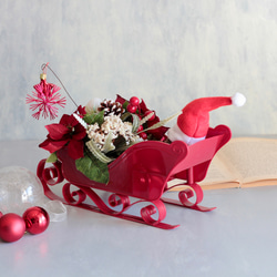 ソリに乗ったサンタクロースのポインセチアクリスマスアレンジ 8枚目の画像