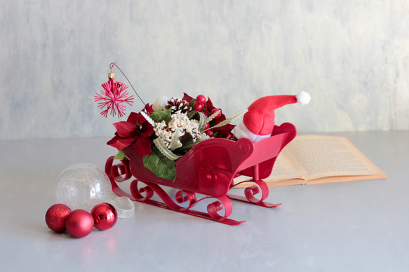 ソリに乗ったサンタクロースのポインセチアクリスマスアレンジ 8枚目の画像