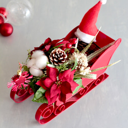 ソリに乗ったサンタクロースのポインセチアクリスマスアレンジ 3枚目の画像