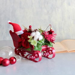 ソリに乗ったサンタクロースのポインセチアクリスマスアレンジ 9枚目の画像