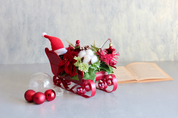 ソリに乗ったサンタクロースのポインセチアクリスマスアレンジ 9枚目の画像