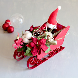 ソリに乗ったサンタクロースのポインセチアクリスマスアレンジ 4枚目の画像