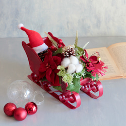 ソリに乗ったサンタクロースのポインセチアクリスマスアレンジ 13枚目の画像