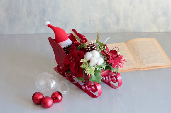 ソリに乗ったサンタクロースのポインセチアクリスマスアレンジ 13枚目の画像