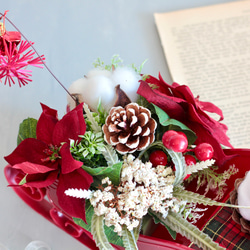 ソリに乗ったサンタクロースのポインセチアクリスマスアレンジ 5枚目の画像