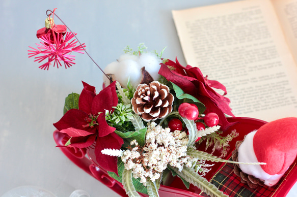 ソリに乗ったサンタクロースのポインセチアクリスマスアレンジ 5枚目の画像