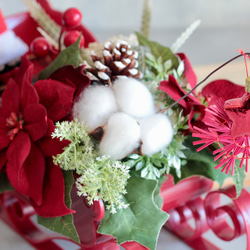 ソリに乗ったサンタクロースのポインセチアクリスマスアレンジ 11枚目の画像