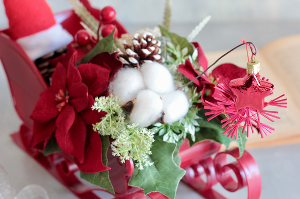 ソリに乗ったサンタクロースのポインセチアクリスマスアレンジ 11枚目の画像