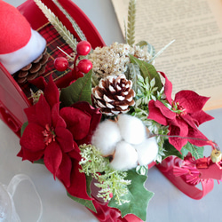 ソリに乗ったサンタクロースのポインセチアクリスマスアレンジ 10枚目の画像