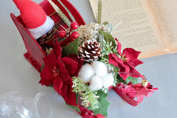 ソリに乗ったサンタクロースのポインセチアクリスマスアレンジ 10枚目の画像