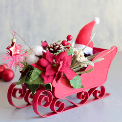 ソリに乗ったサンタクロースのポインセチアクリスマスアレンジ 2枚目の画像