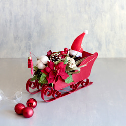 ソリに乗ったサンタクロースのポインセチアクリスマスアレンジ 6枚目の画像