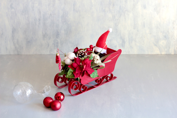 ソリに乗ったサンタクロースのポインセチアクリスマスアレンジ 6枚目の画像